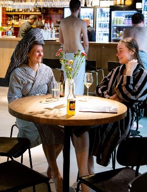 Espace café avec personnes autour d'une table.