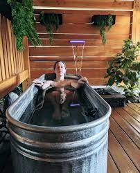 Personne dans un bain froid en métal.