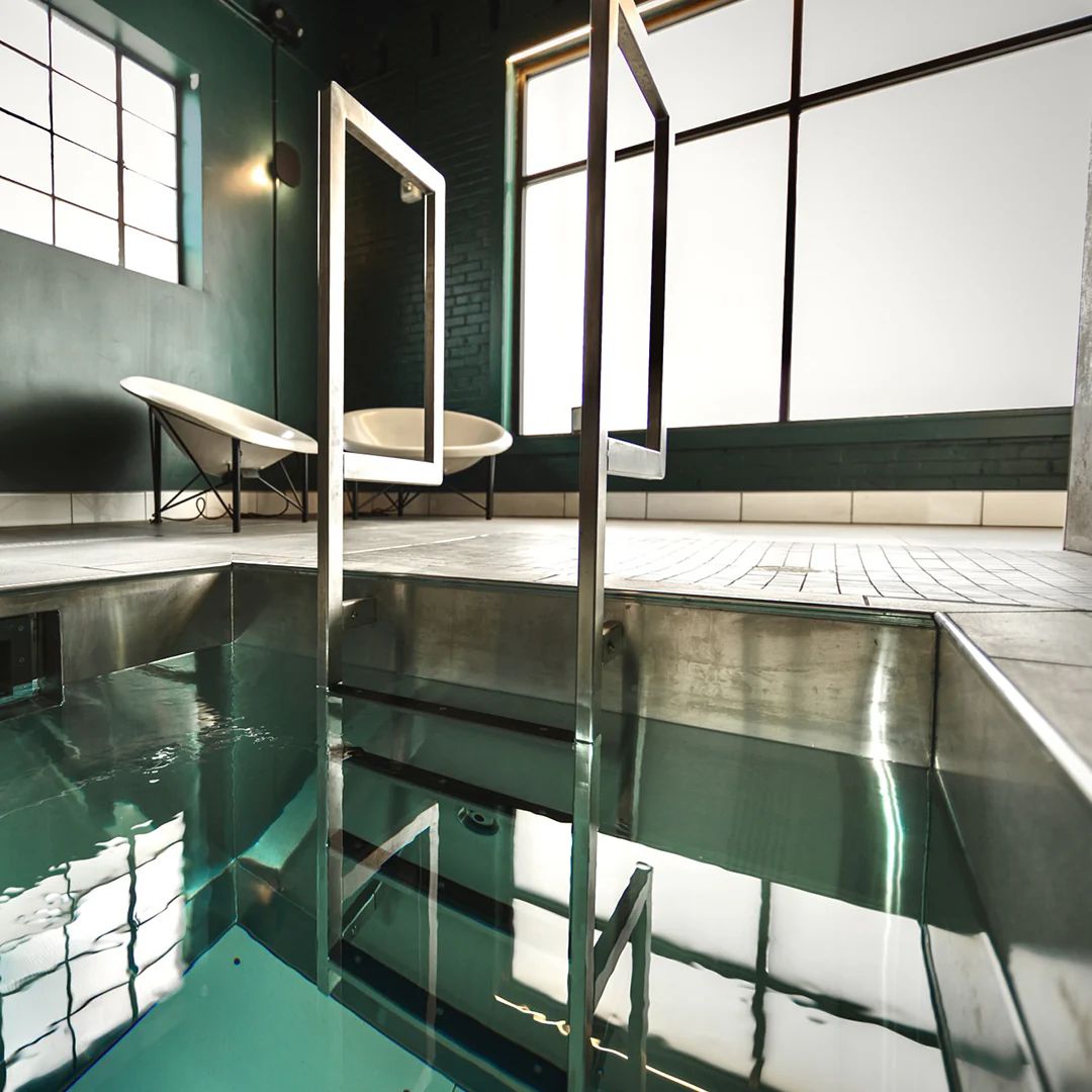 Piscine froide intérieure avec échelle.
