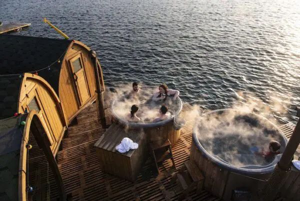 Sauna et bains au bord de l'eau.