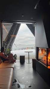 Cheminée dans un espace de détente.