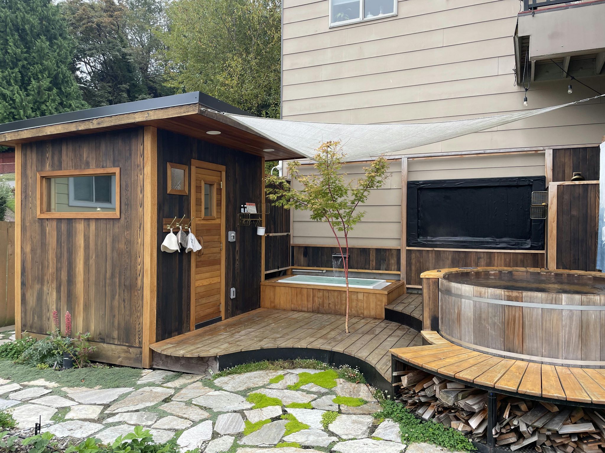 Sauna privatif extérieur avec terrasse en bois.